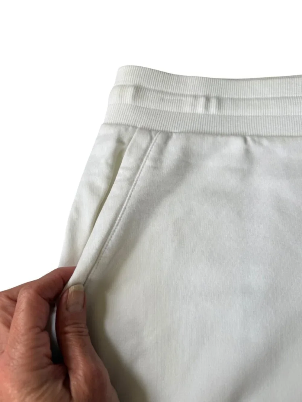 Women's white pull on stretchy casual drawstring shorts with pockets size M?
